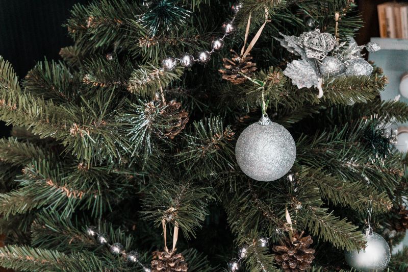 Decorating Ideas for a Joyous Christmas Tree with Beautiful Ornament Accents
